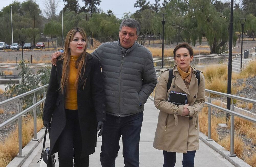 Mendoza 23 de agosto de 2023 Daniel Orozco y Janina Ortíz junto a su abogada Elena Quintero llegan al Ministerio Público Fiscal para declarar. Foto: Marcelo Rolland / Los Andes