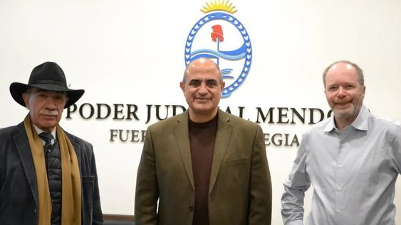 Los ministros de la Suprema Corte de Justicia de Mendoza, Mario Adaro y José Valerio junto con el científico Diego Golombek Los ministros de la Suprema Corte de Justicia de Mendoza, Mario Adaro y José Valerio junto con el científico Diego Golombek