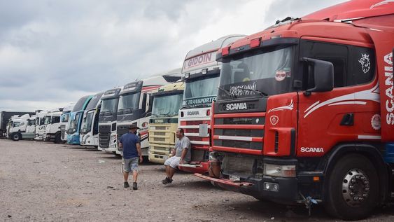 El paro nacional de aduaneros chilenos podría volver a dejar varados a miles de camioneros argentinos. Foto: Mariana Villa / Los Andes