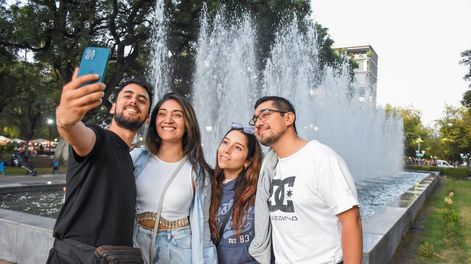 Turismo en Mendoza, de diferentes provincias y del vecino país, turistas disfrutan de las actividades que se realizan en la Plaza Independencia y la Peatonal Sarmiento.Rodrigo, Isabel, Claudia y Pablo aprovecharon el finde largo para viajar de Chile a Mendoza, además de pasear realizaron compras convenientes.Foto: Mariana Villa / Los Andes