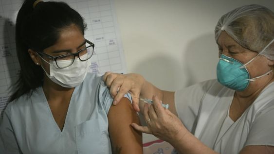 Gisel Videla, la enfermera del hospital Lagomaggiore que fue la primera en recibir la vacuna Sputnik V en el lanzamiento de la campaña. Orlando Pelichotti / Los Andes