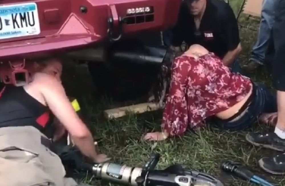 Video insólito: una mujer borracha terminó con su cabeza atorada en un caño de escape