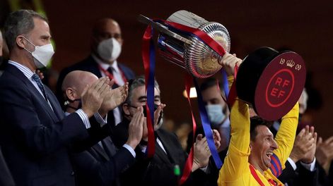 El capitán y el trofeo. Lionel Messi y la copa luego de golear al Bilbao./ (Prensa Barcelona)