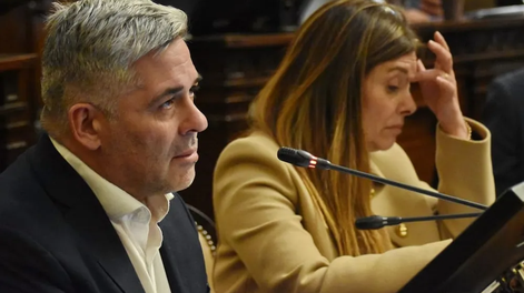 Desde Diputados y Senado, el justicialismo apuntó contra el gobernador por “boicotear” la autonomía municipal y anticipó una escalada judicial.