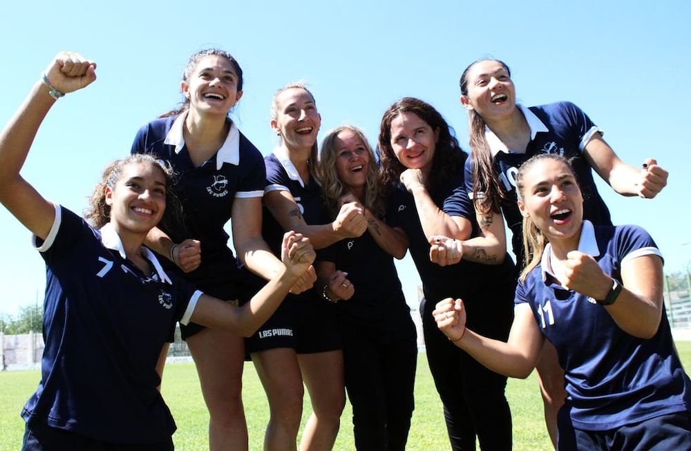 Cinco de las 12 profesionales: Barrionuevo, Napolitano, Mavi Pintos que están a la izquierda de la presidenta Marisa Gómez y la entrenadora Silvana Villalobos. Y a la derecha, Blanco y Fontana./Gentileza Prensa Las Pumas