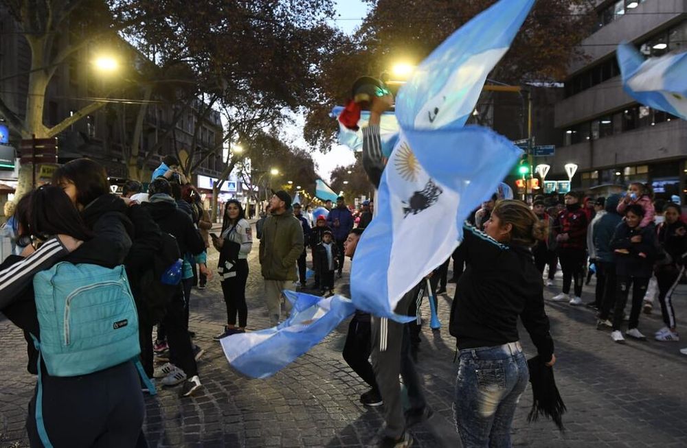 Selección Argentina, pasión de multitudes. Muchos mendocinos fueron al KM 0 a fesejar el triunfo argentino. / José Gutiérrez ( Los Andes).