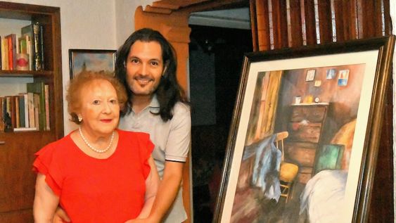 Adrián Narváez (42), escritor mendocino, ganador del Premio Vendimia 2024 en Literatura Juvenil, junto a su esposa desde hace dos décadas: Delia Lúquez (88), artista plástica. Foto: Los Andes / Daniel Caballero