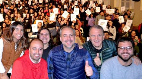 Stevanato entregó 600 becas a estudiantes