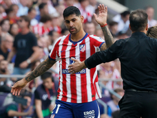 Cuti Romero es sustituido durante la victoria del Atlético de Madrid 2-1 sobre el Real Madrid.