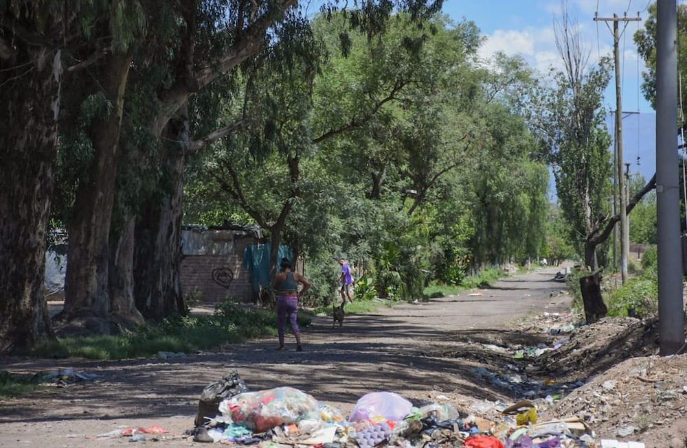 Entrada al barrio Villa Castro, el asentamiento de Guaymallén donde en la noche del sábado se produjo el presunto femicidio. / Mariana Villa