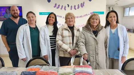 Tejedoras voluntarias: crean abrigos para los recién nacidos del Hospital Perrupato.