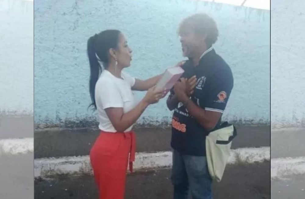 Sandra comentó que el indigente le rogó por dinero y, como no tenía, le pidió una biblia que su esposo le había regalado. No solo eso, sino que también se sacó una foto con él y la posteó en Instagram.
