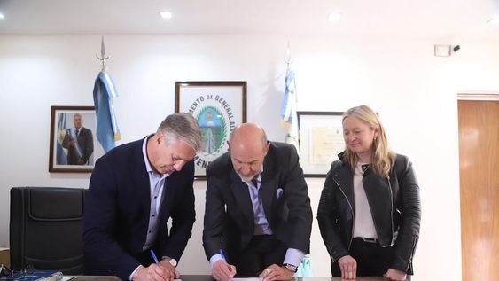 El intendente Alejandro Molero, el ministro de Producción Rodolfo Vargas Arizu y la vicegobernadora Hebe Casado firmaron en General Alvear el traspaso de los aviones de la lucha antigranizo a las comunas sureñas.