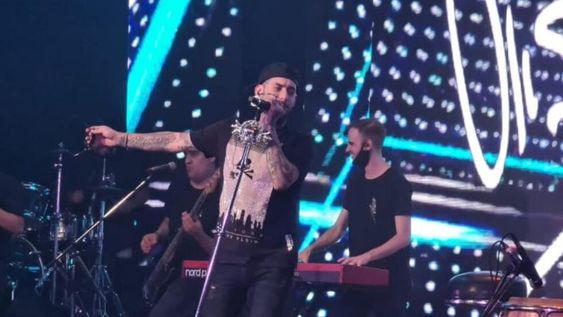 El cantante presentó a su novia en su show