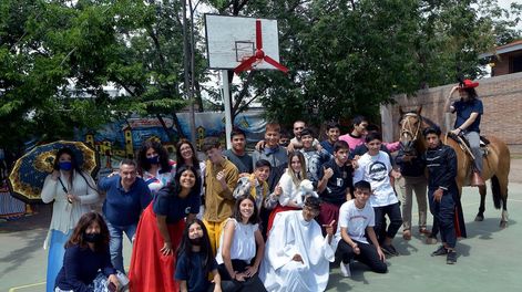 Los Andes | Alumnos y docentes de la escuela Infanta Mendocina cerraron el proyecto de promoción acompañada con la obra de teatro leída Don Quijote de la Mancha. Foto: Orlando Pelichotti / Los Andes