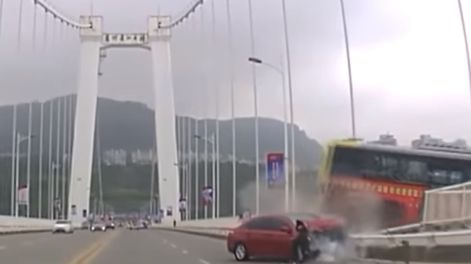 Un micro cayó desde un puente tras una pelea entre el chofer y una pasajera: 15 muertos