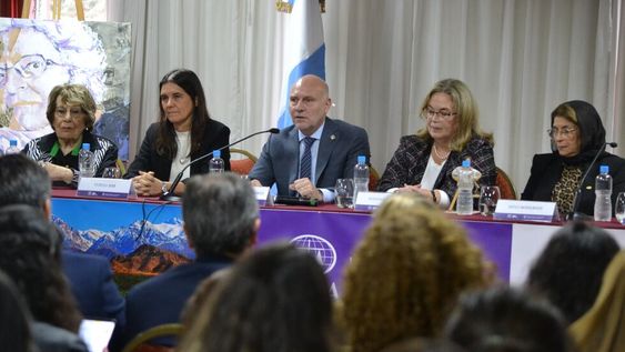 Dalmiro Garay, presidente de la Suprema Corte de Justicia de la provincia, abrió el encuentro y estuvo acompañado por María Teresa Day. Foto: Prensa Poder Judicial.