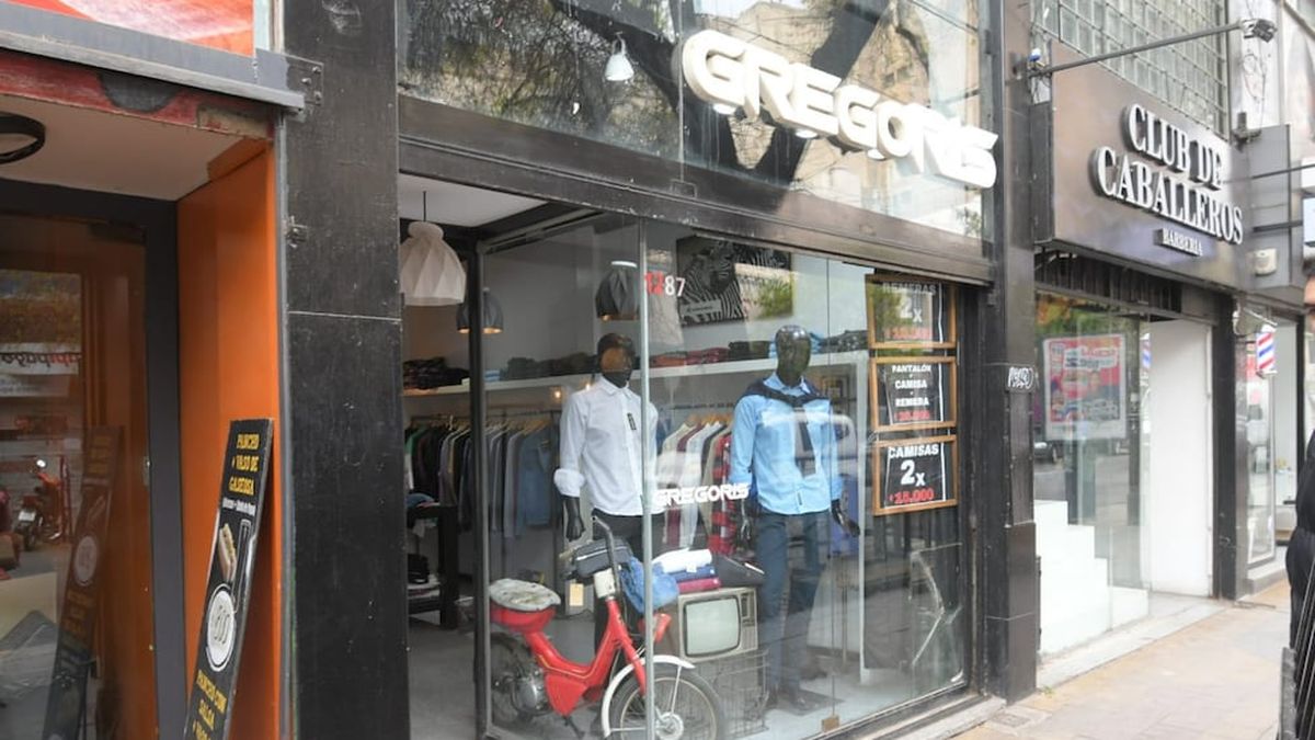 Robaron en un local de ropa en el centro: se llevaron 200 prendas ...