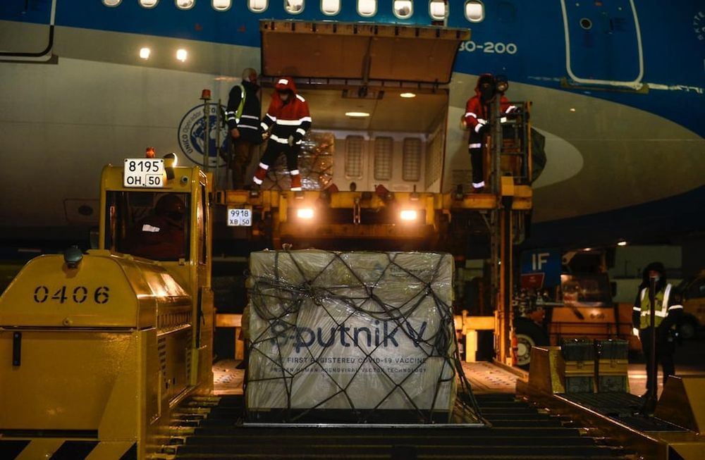 Las primeras 300 mil dosis compradas por el Gobierno nacional partieron ayer de Moscú en un avión argentino. Foto: Presidencia de la Nación.