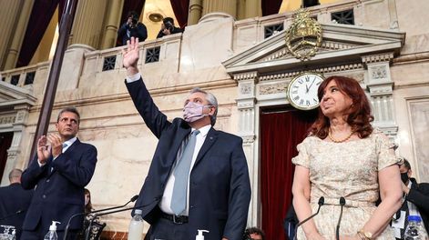 Los Andes | Sin tribuna.  El Presidente flanqueado por Sergio Massa, titular de Diputados, y la Vicepresidente. Por la pandemia no hubo barras partidarias y sólo un tercio de legisladores. Foto: Prensa Senado