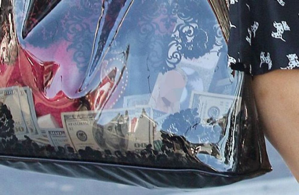 ¿Qué mediática salió a pasear con un bolso lleno de dólares?
