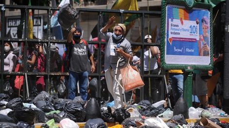 Tiran bolsas de basura frente al congreso