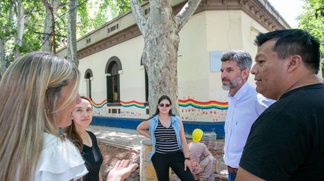 Los Andes | Ulpiano Suarez recorrió las mejoras en veredas del Jardín de Infantes Nº 0-159