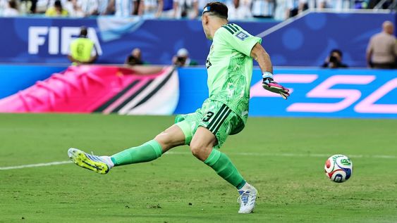 Emiliano Martínez, el gol significó un golpe incómodo en un Mundial en el que venía sosteniendo un rendimiento sólido, y donde cada tanto recibido suele ser vivido con fastidio por su carácter competitivo. Emiliano Martínez, el gol significó un golpe incómodo en un Mundial en el que venía sosteniendo un rendimiento sólido, y donde cada tanto recibido suele ser vivido con fastidio por su carácter competitivo.