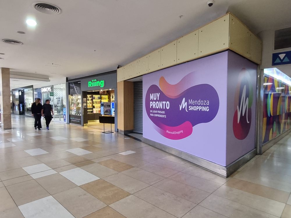 El Mendoza Shopping tiene varios espacios comerciales en refacción o a la espera de nuevas marcas. 
