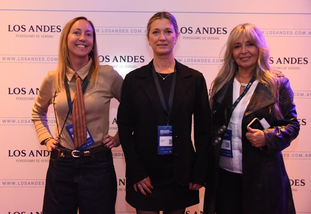 María Marta Vanella y Rosana Massó, de Subasta Muebles 2das. Oportunidades, junto a Gabriela Verderico, de AGRO HEN. 