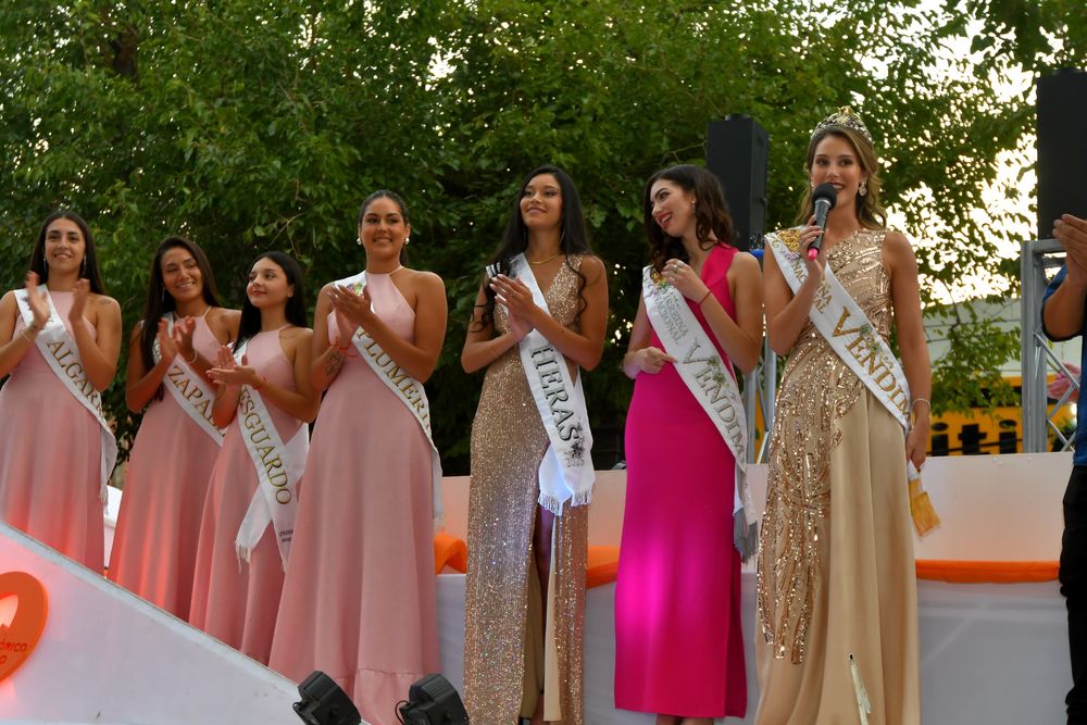 Alejandrina Funes, la Reina Nacional de la Vendimia 2025, llegó a Las Heras arriba de su carro vendimial y acompañado por su corte.