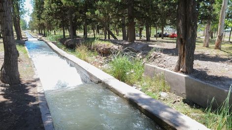Alto riesgo. El canal Chachingo, como el resto de los cauces, llevan un importante caudal de agua para irrigar fincas y cultivos.