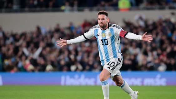 Lionel Messi de Argentina celebra un gol, en un partido de las Eliminatorias Sudamericanas para la Copa Mundial de Fútbol 2026 entre Argentina y Ecuador en el estadio Más Monumental en Buenos Aires (Argentina). EFE/ Luciano González