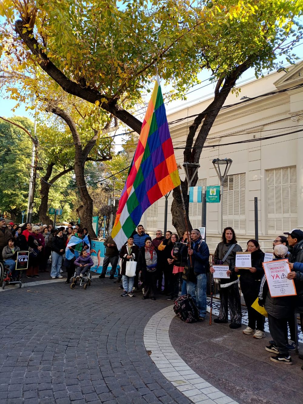 Di recente, i fornitori di servizi e le famiglie hanno marciato a Mendoza per sostenere l'emergenza disabilità.