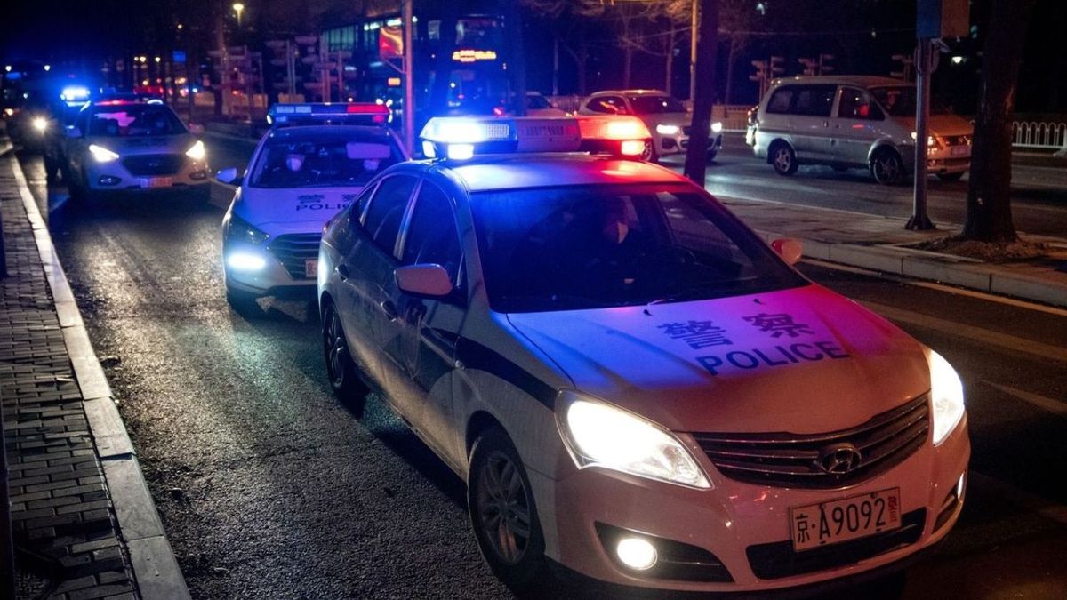 Se colgó del auto de su marido para 
