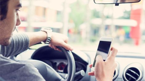 El uso del celular, está entre las infracciones más frecuentes de los conductores argentinos.&nbsp;