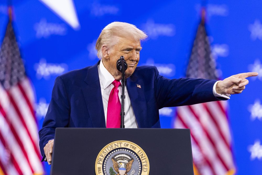 Donald Trump durante su discurso en la CPAC. EFE/EPA/JIM LO SCALZO