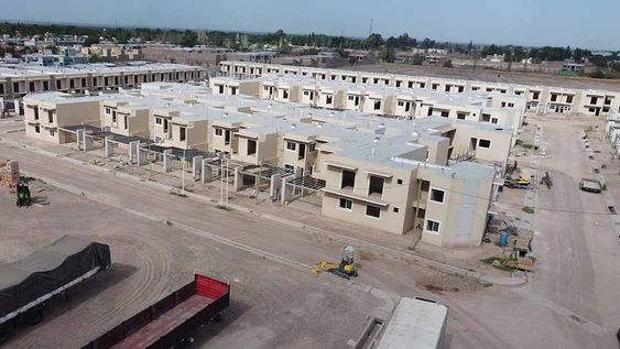 El complejo de más de 100 viviendas en calle Urquiza al 700 está desierto. La obra está casi finalizada, pero paralizada. | Foto: José Gutiérrez / Los Andes