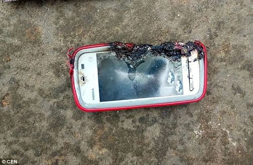 Hablaba por teléfono cuando su celular explotó y la mató