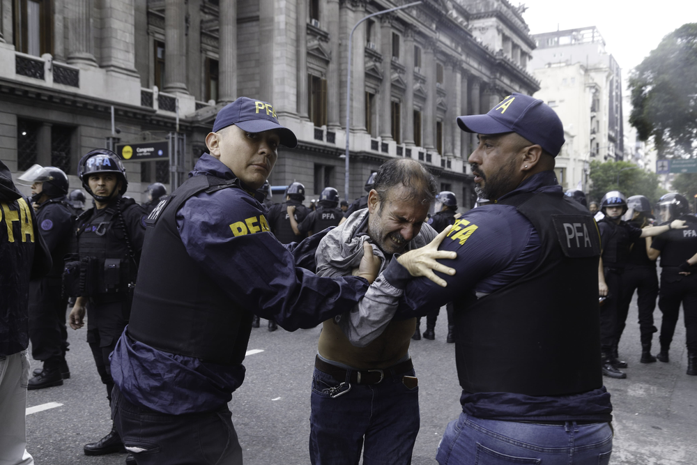 Manifestantes y efectivos policiales protagonizaban esta tarde los primeros enfrentamientos durante la protesta de los jubilados | NA