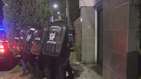 Graves incidentes en Corrientes tras el rechazo al pedido de detención de Laudelina, la tía del nene desaparecido. Foto: Noticias Argentinas