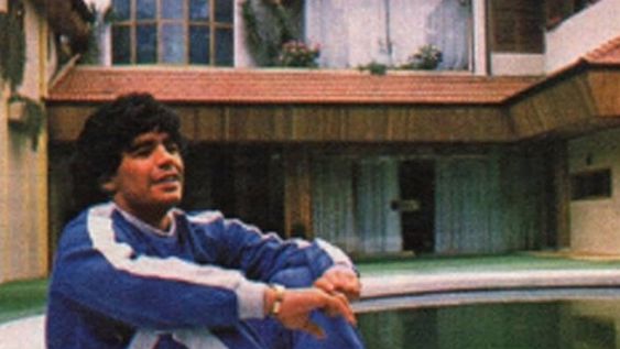 Un joven Diego y una de las tantas casas que compró durante su carrera. / archivo