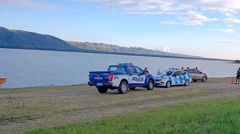 Misterio: encontraron a un turista sin vida sobre un kayak en un lago de Córdoba