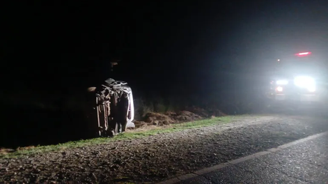 Un joven mendocino murió tras volcar con su auto en la Ruta 7 de Neuquén.