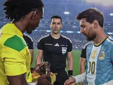 Lionel Messi recibió de Sessi D’Almeida, capitán de Benín, una estatuilla que representa a las históricas Amazonas de Dahomey.