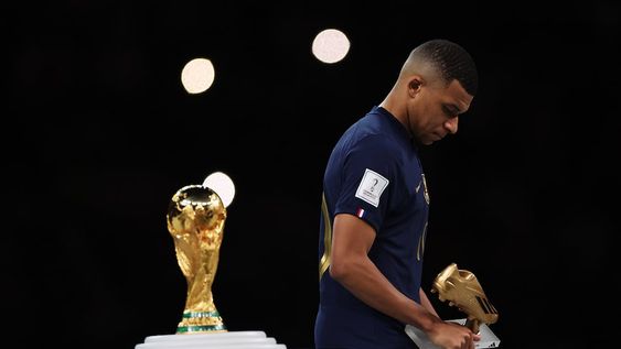 Kylian Mbappé del seleccionado de fútbol de Francia, tras recibir el premio al máximo goleador del Mundial pero sin poder levantar la Copa del Mundo.