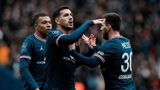 Festejo parisino, de Messi, Mbappe y Leonardo Paredes./AP