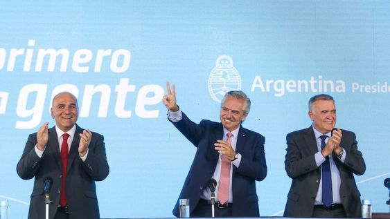 El presidente Alberto Fernández junto al gobernador de Tucumán, Osvaldo Jaldo, y el jefe de Gabinete nacional, Juan Manzur. Foto: Presidencia