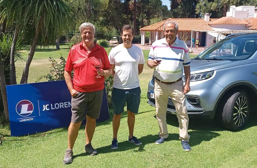 Gustavo Cañada (Capitán del Club), junto Lucas Melián (gerente de relaciones públicas) y Oscar Pérez Abad, el titular del Andino Golf Club. / Gentileza