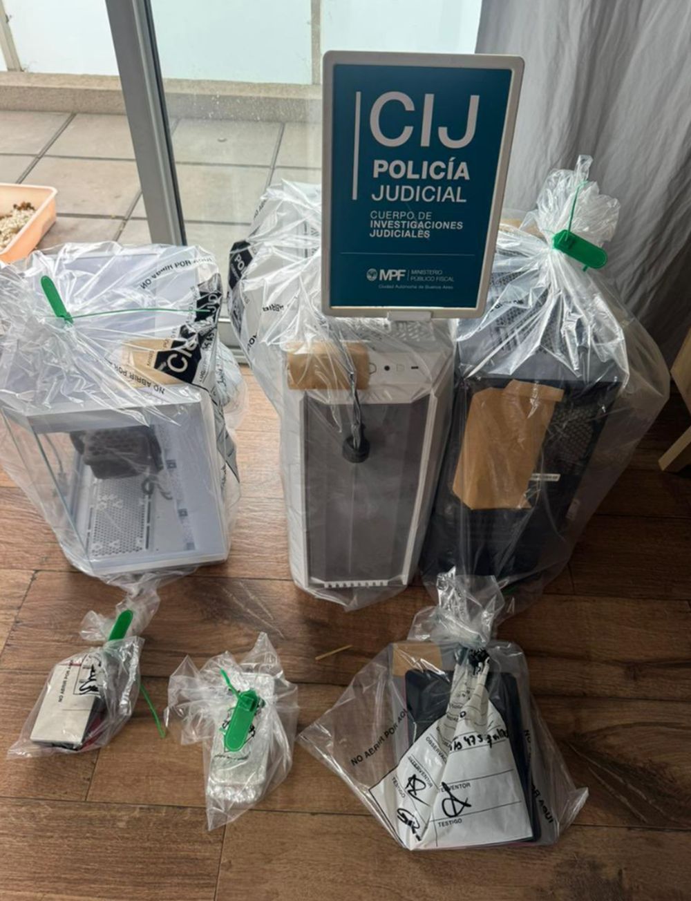 Personal del MPF y la Policía incautan computadoras, celulares y soportes de almacenamiento en la causa por presunta promoción de casinos ilegales.